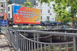 Hà Nội: Lan can bờ sông Sét được thay mới, kết thúc cảnh 'tạm bợ' bằng dây nilon