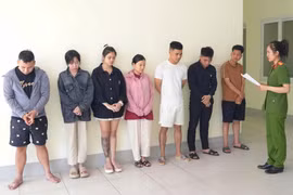 Nghệ An: Bắt 7 nhân viên quán karaoke mua bán và sử dụng trái phép chất ma túy
