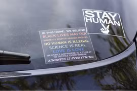 Vì sao nên gỡ ngay sticker và decal khỏi xe?