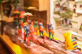 Đồ chơi Trung thu truyền thống hút khách, nhiều sản phẩm giá tiền triệu