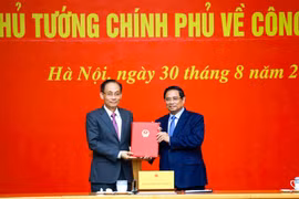 Thủ tướng Phạm Minh Chính trao quyết định bổ nhiệm Quyền Bộ trưởng Bộ Ngoại giao