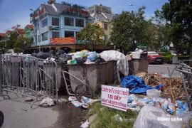 Rác thải ngổn ngang, tràn ra lòng đường gây ô nhiễm ở Hà Đông
