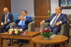 Thủ tướng Phạm Minh Chính và Thủ tướng Algeria làm việc với các doanh nghiệp