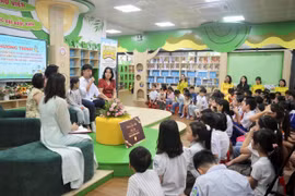 Nam sinh 17 tuổi biến thơ song ngữ thành cầu nối văn hóa đọc