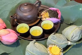Thưởng thức trà sen Tây Hồ