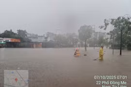 Hà Nội: Từ sáng sớm đã có nhiều khu vực bị ngập sâu do mưa lớn