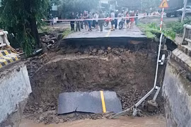 Gia Lai: Sập cầu trên đường Trường Sơn Đông do bão số 13