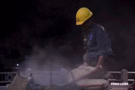 Công nhân xuyên đêm trên công trường, cầu Phong Châu dự kiến thông xe đầu tháng 10