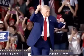 Ông Trump nói kinh tế Mỹ đang 'vĩ đại nhất lịch sử' trong sự kiện 100 ngày