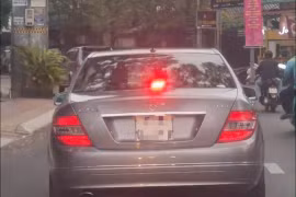 TP HCM: Công an vào cuộc vụ xe Mercedes bật đèn giống xe ưu tiên