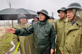 'Đi từng nhà, rà từng khu', đưa người dân đến nơi an toàn để tránh lũ lên nhanh, bất ngờ