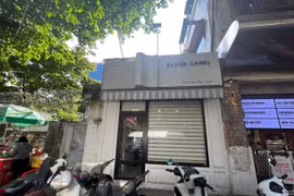 Cửa hàng khóa cửa với khách Việt, mở toang đón khách Tây và bí mật phía sau