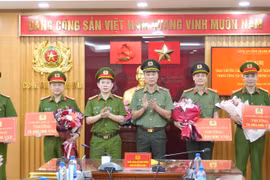 Thanh Hóa: Tân Giám đốc Công an tỉnh trao thưởng các đơn vị có thành tích phòng, chống tội phạm