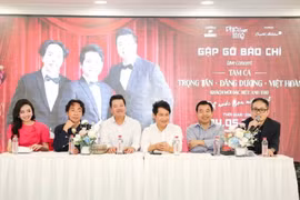 Tam ca nhạc đỏ kể chuyện ký ức trong liveshow 'Đất nước trọn niềm vui'