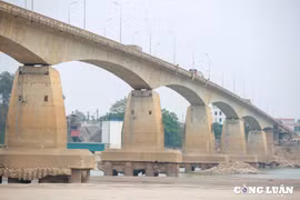 Mực nước sông Hồng, sông Đà giảm khiến 2 cây cầu nghìn tỷ trơ móng