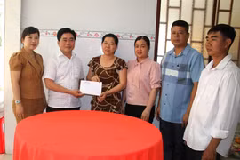 Báo Đồng Tháp trao tiền hỗ trợ cho gia đình có hoàn cảnh khó khăn