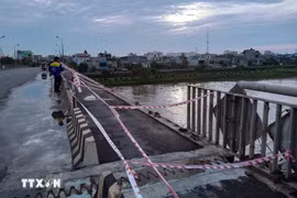 Hưng Yên: Khẩn trương khắc phục sự cố lan can, đèn chiếu sáng cầu Thái Bình bị giông lốc quật đổ
