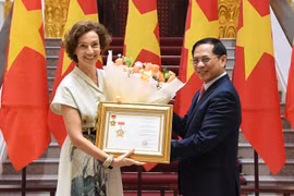 Trao tặng Kỷ niệm chương 'Vì sự nghiệp Ngoại giao Việt Nam' cho Tổng Giám đốc UNESCO