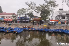 Chùa Hương vắng khách sau 2 ngày khai hội: Lái đò xếp hàng chờ