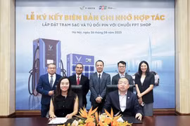 Khách dùng ô tô, xe máy điện VinFast có thể sạc điện tại FPT Shop