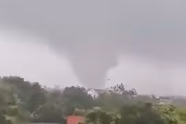 Chuyên gia khí tượng: “Lốc xoáy quy mô nhỏ nhưng sức gió tương đương bão”