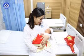 Bé gái chào đời từ phôi thai được trữ đông suốt 11 năm