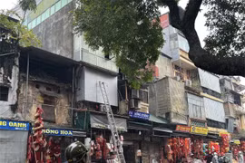 Hà Nội: Cháy nhà cao tầng trên phố Hàng Mã ngày cuối năm 2025