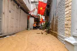 Hà Nội: Sự cố phun bùn tái diễn ở ngõ 7 phố Giang Văn Minh