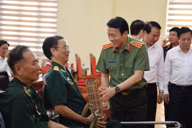 Bộ trưởng Bộ Công an Lương Tam Quang thăm, tặng quà tại Trung tâm điều dưỡng người có công tỉnh Phú Thọ