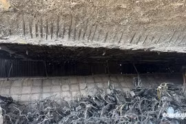 Sau vụ cháy bãi xe, lắp trụ sắt tại dầm cầu Vĩnh Tuy để giám sát biến dạng, phòng ngừa rủi ro kết cấu