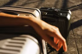 Phát hiện bé gái 2 tuổi bị nhét trong vali ở New Zealand