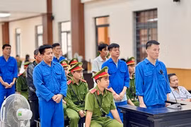 Trưởng Công an xã cùng điều tra viên nhận hối lộ để bỏ qua hành vi buôn lậu