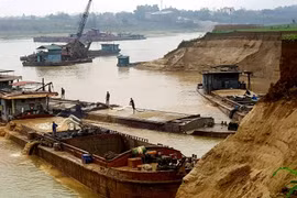 Bắt quả tang nhóm đối tượng khai thác cát trái phép trên sông Hồng