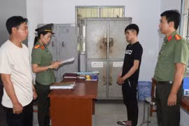 Khởi tố đối tượng mang súng đi giải quyết mâu thuẫn tại quán nhậu