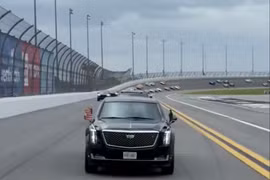 Chiếc 'Quái thú' chở ông Trump xuất hiện và chạy trên đường đua Daytona 500