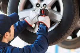Có nên để xe nổ máy khi bơm lốp?