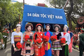 Á hậu Du lịch thế giới Hương Ly diện Áo dài dân tộc Cao Lan, nổi bật trong đoàn diễu hành 54 dân tộc Việt Nam