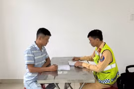 Xử phạt tài xế xe khách dùng điện thoại trên cao tốc nhờ clip người dân cung cấp