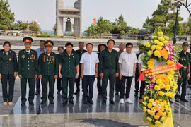 Phó Chủ tịch Hội Cựu TNXP Việt Nam Thân Đức Nam dâng hương tri ân các anh hùng liệt sĩ tại Hà Tĩnh, Quảng Bình và Quảng Trị