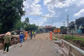 Thông xe làn 1 cầu Đắk Pờ Tó sau sạt lở nghiêm trọng