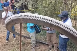 Vật thể đỏ rực nặng 500 kg rơi từ trên trời xuống Kenya