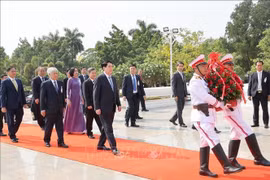 Chủ tịch nước Lương Cường dâng hoa tưởng niệm Chủ tịch Kaysone Phomvihane