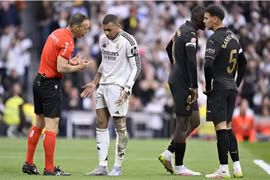 Vinicius đá hỏng penalty, Real Madrid thua đáng tiếc trước Valencia trên sân nhà