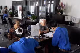 Lực lượng thanh niên tình nguyện góp sức giúp người dân làm thủ tục hành chính thuận lợi