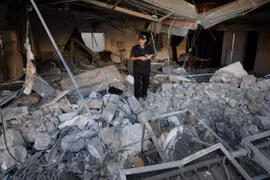 Tên lửa Israel đánh trúng bệnh viện ở Gaza, buộc các bệnh nhân phải sơ tán