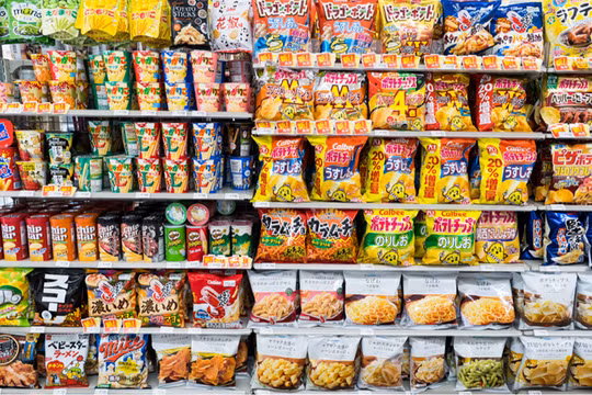 Hãng snack Nhật Bản đổi bao bì sang đen trắng để tiết kiệm nguyên liệu từ dầu mỏ