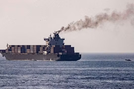 Tàu hải quân di chuyển tại khu vực eo biển Hormuz đầy căng thẳng