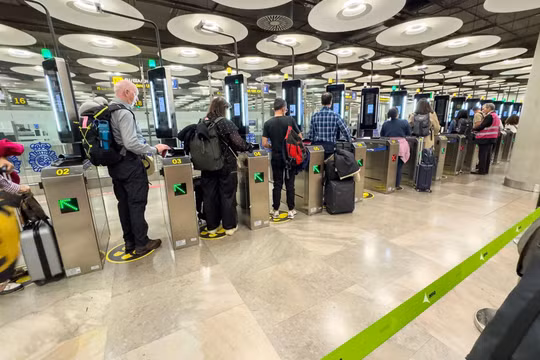 Tây Ban Nha siết kiểm soát du khách từ Ý