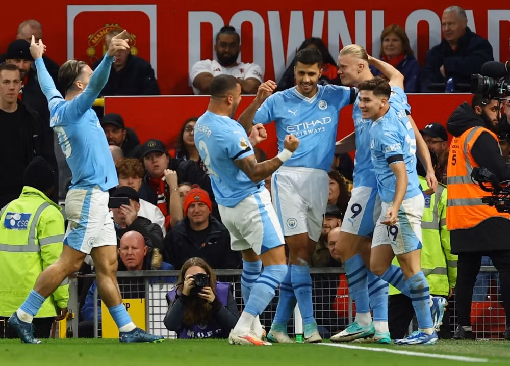 erling haaland toa sang man city ha dep man utd 3 0 hinh 2