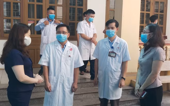 Phó Chủ tịch UBND tỉnh, Phó Thường trực Ban chỉ đạo phòng, chống dịch Covid-19 tỉnh Yên Bái Vũ Thị Hiền Hạnh động viên đoàn trước khi lên đường.